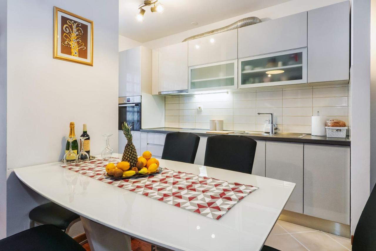 Апартаменты Airy 2-Br Apt W/ Open Layout & Modern Design Сплит Экстерьер фото